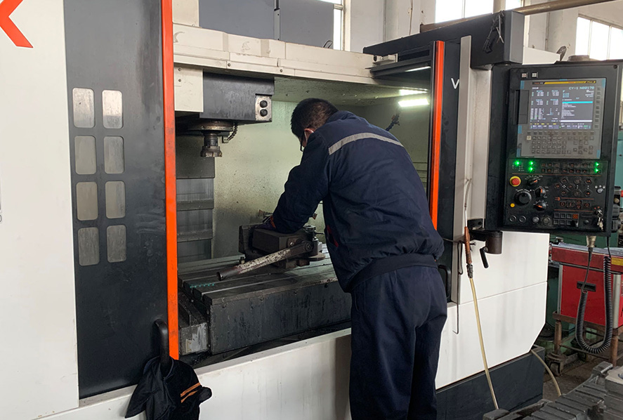 العمال ينتجون أجزاء من CNC عالية الدقة